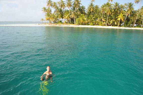 Banho de mar nas paradisíacas ilhas de San Blás, na costa do Panamá